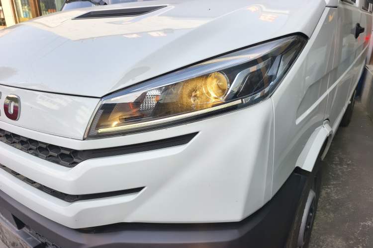 Used Iveco Daily 2023 2.5T A35M1 Short Wheelbase Low-Roof Single-Tire Side-Sliding Door 5-9 Seater