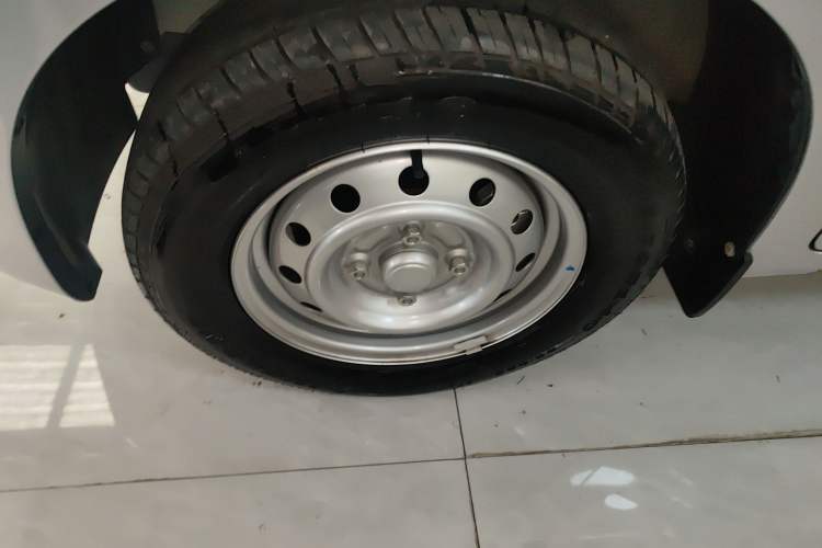 Used Wuling Hongguang V 2022 1.5L Jingqu Edition Enclosed-Window Vehicle with Hydraulic Power Steering LAR