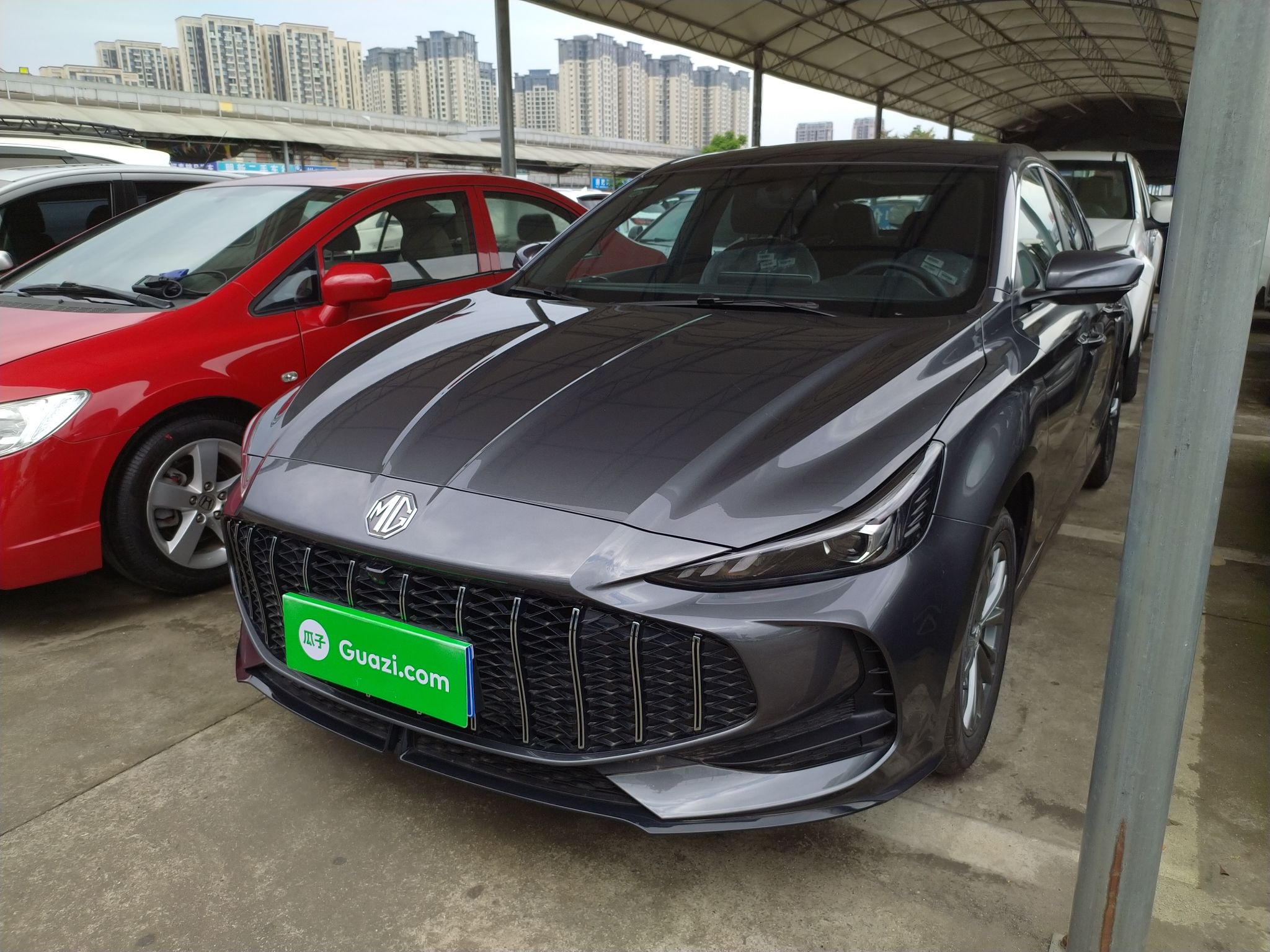 Под передней частью автомобиля