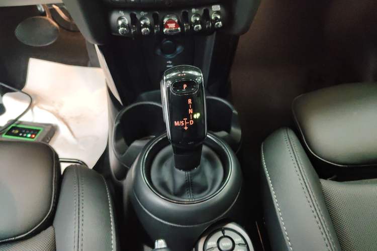 Used MINI MINI 2023 Updated 1.5T COOPER Artist Five-Door Edition
