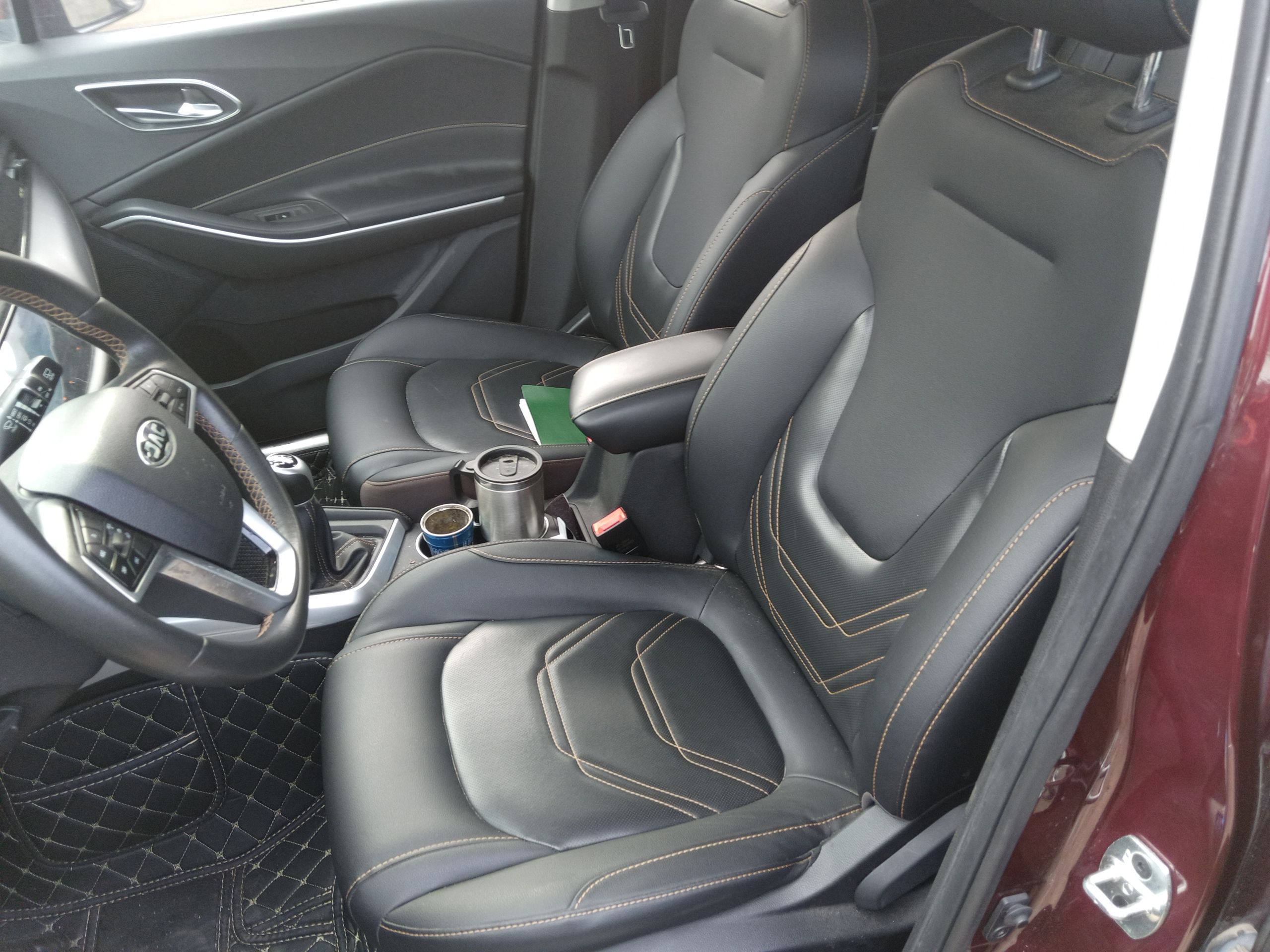 Переднее сиденье в автомобиле