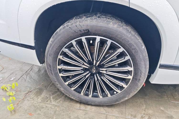 Used Chery Tiggo 9 2025 2.0T Automatic Two-Wheel Drive Luxury Edition 5 Seats Right Rear Wheel Hub