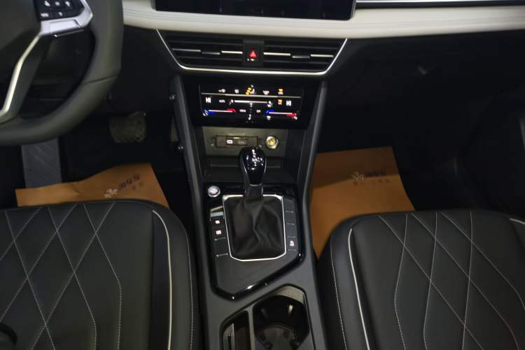 Used Volkswagen Tiguan L 2025 Model, Outstanding Version, 300TSI Automatic Two-Wheel Drive Longteng Edition Gear Lever