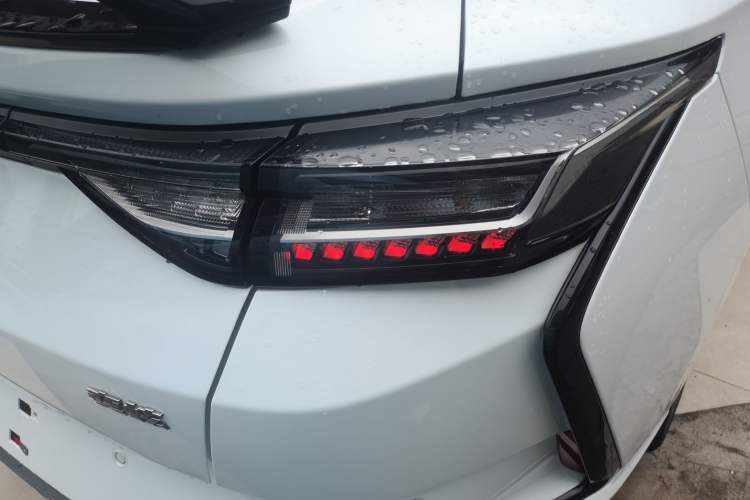 Used Dongfeng Aeolus Yixuan 2023 Mach Edition 1.5T Automatic Pursuit Rider Version Right Rear Taillight