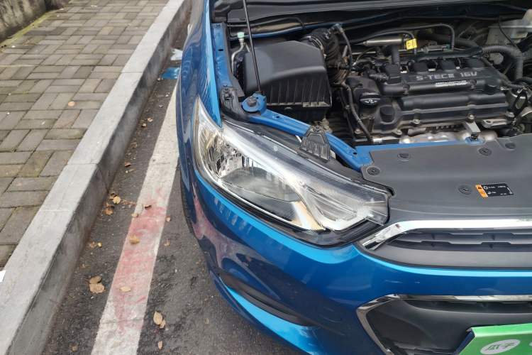 Used Chevrolet Aveo Sonic 2014 Sedan 1.4SL MT Comfort Edition Right Front Headlight