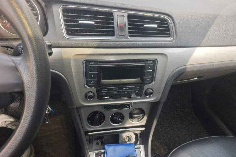 Used Volkswagen Lavida 2013 Restyled Classic 1.6L Manual Comfort Edition Audio And AC Panel