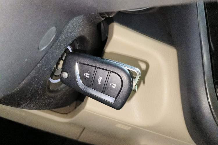 Used Toyota Camry 2018 2.0E Leading Edition
