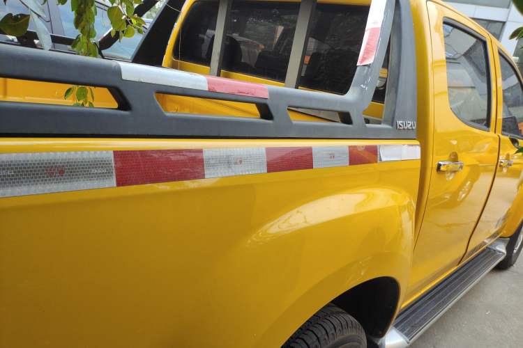 Used Isuzu D-MAX 2015 2.5T Two-Wheel Drive Automatic High-Performance Elite Version 4JK1
