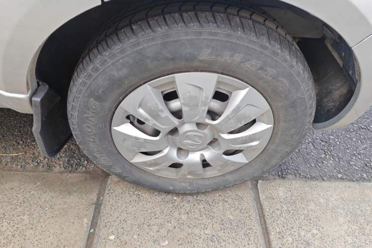 Used BAIC Weiwang 306 2011 1.3L Comfort version 7 seats Right Front Wheel Hub