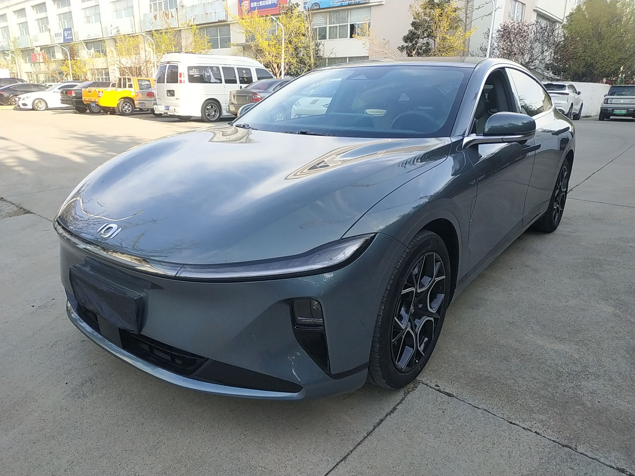 Под передней частью автомобиля