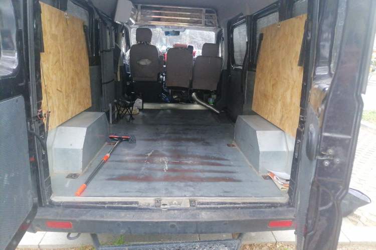 Used Dongfeng Yufeng 2023 V9+ 2.0T Manual Front-Wheel-Drive Multi-Function Mid-Roof Van with 7/8/9 Seats Trunk