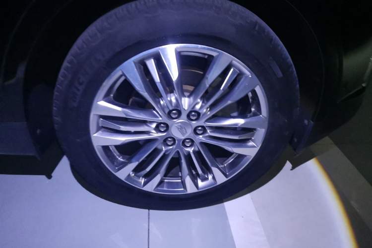 Used Cadillac XT5 2016 28T Four-Wheel-Drive Leading Model Right Front Wheel Hub