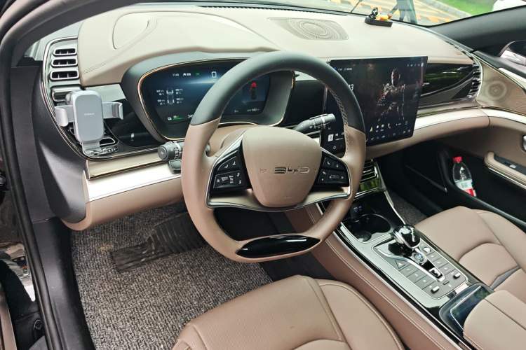 Used BYD e9 2025 Model 506 Luxury Version Center Console