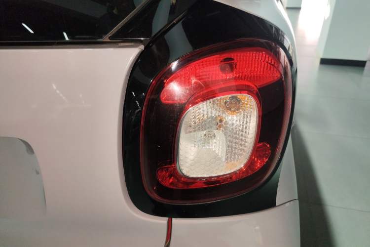 Used smart fortwo 2015 1.0L 52 kW hardtop Dynamic version