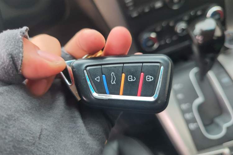 Used Chevrolet Captiva 2017 2.4L Two-Wheel Drive Luxury Edition 7 Seats Vehicle Key