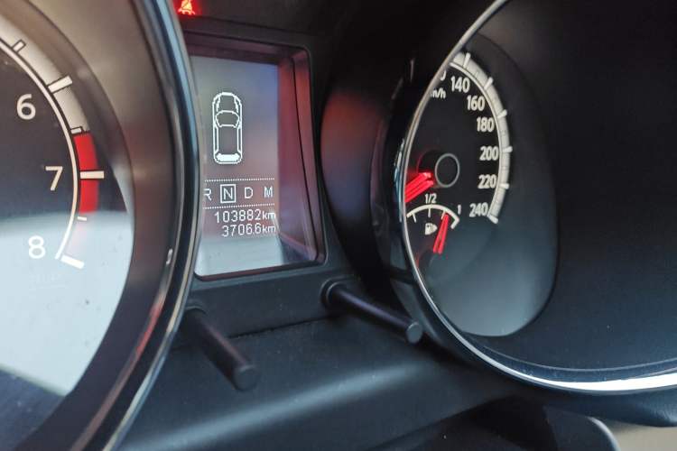 Used Venucia T70 2015 2.0L CVT Smart Edition Odometer Close Up