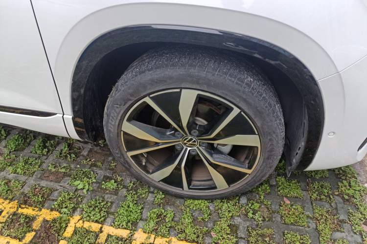 Used Volkswagen Tayron X 2023 380TSI Four-Wheel Drive Flagship Smart Edition Right Front Wheel Hub