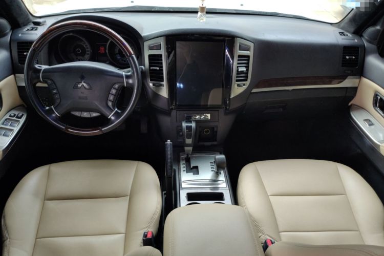 Used Mitsubishi Pajero  Center Console