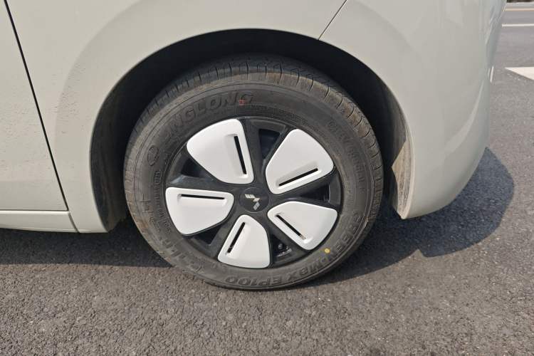 Used Wuling Hongguang MINIEV 2025 Four-Door Version Advanced Edition Right Front Wheel Hub