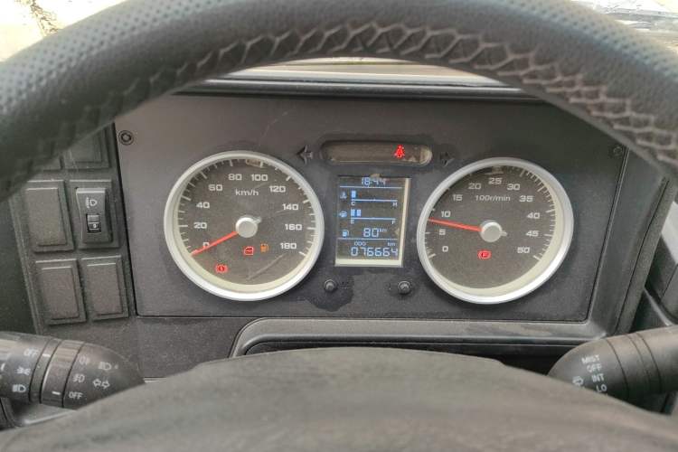 Used Iveco Daily 2020 2.5T A35 Passenger Van with Dual Tires Mid-Roof Design 5-9 Seater Side-Sliding Door China V Emission Standard Instrument Cluster