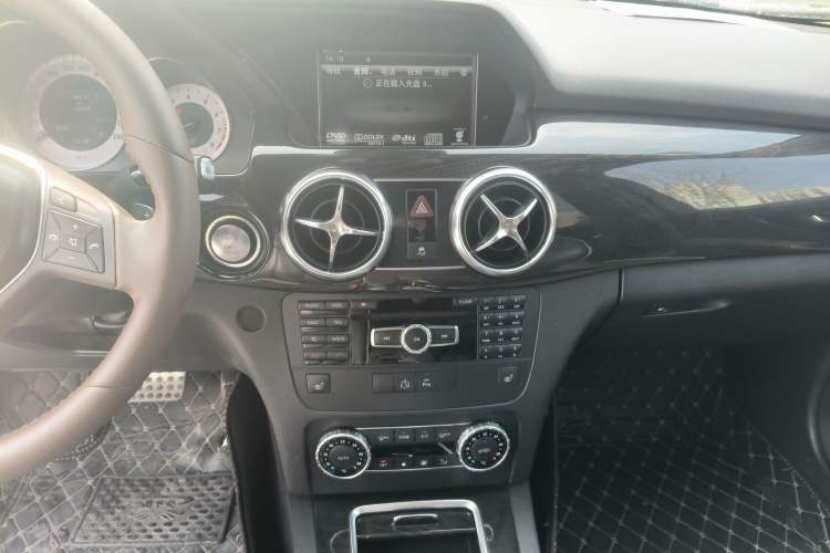 Used Mercedes-Benz GLK-Class 2013 Facelift GLK 300 4MATIC Luxury Edition Audio And AC Panel