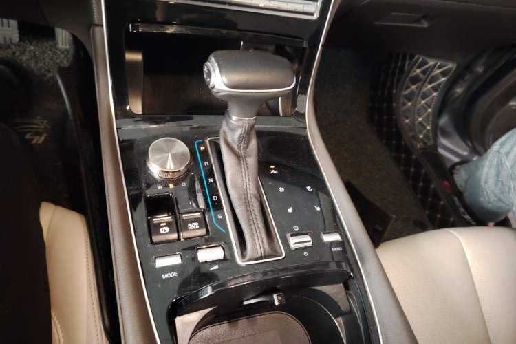 Used GAC Trumpchi GS5 2019 270T Automatic Luxury Edition Gear Lever