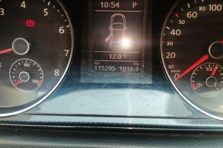 Used Volkswagen Magotan 2012 1.8TSI Luxury Model Odometer Close Up