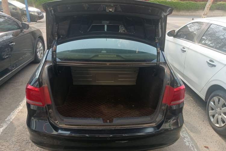 Used Volkswagen Santana 2015 1.6L Manual Comfort Edition Trunk