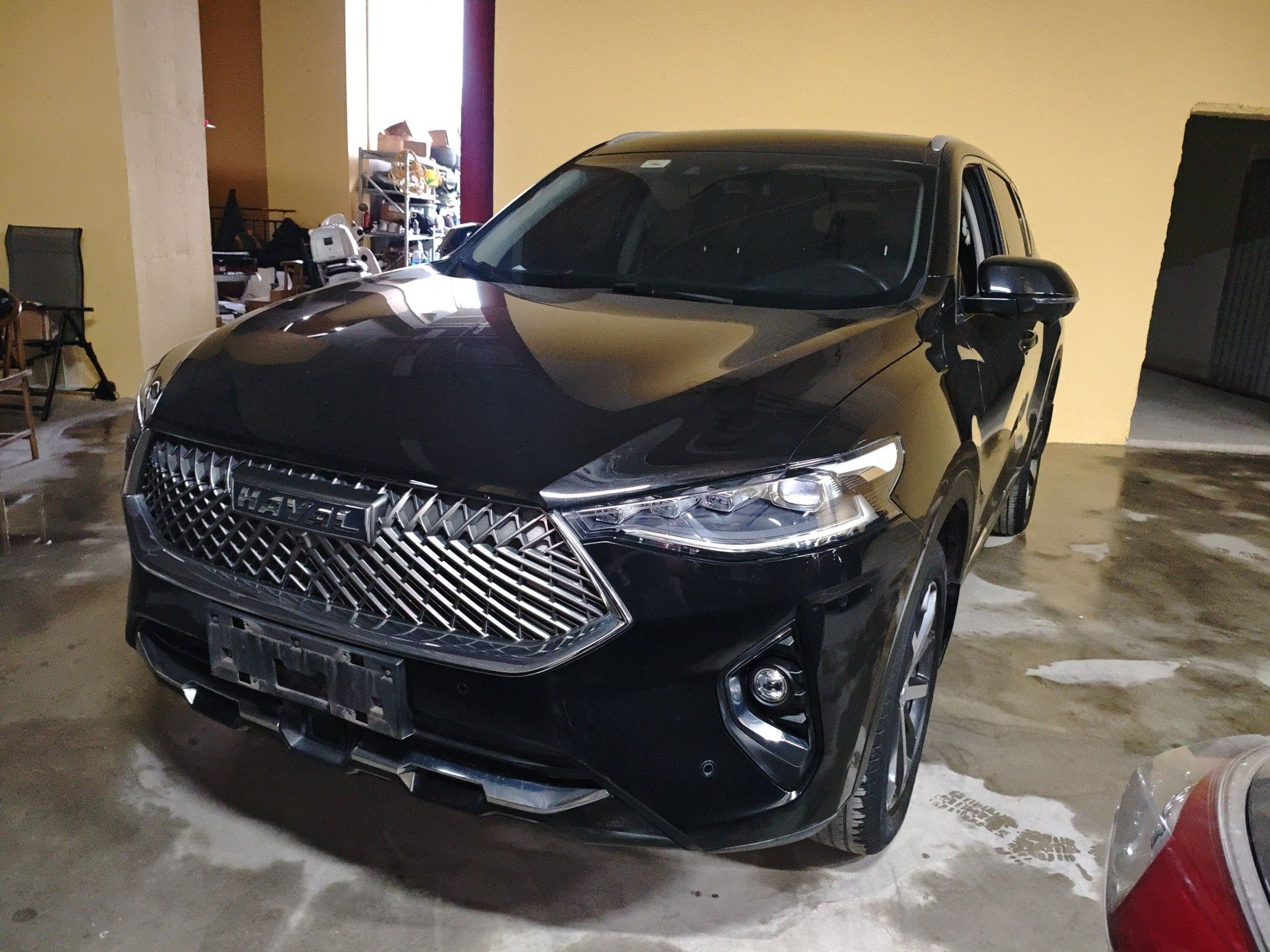 تحت مقدمة السيارة