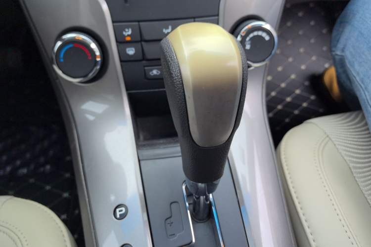 Used Chevrolet Cruze 2015 1.5L Classic SE AT Gear Lever