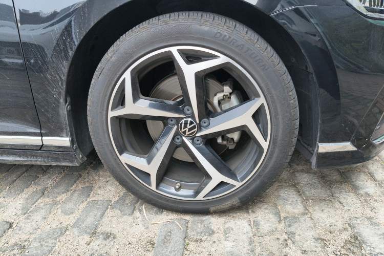 Used Volkswagen Magotan 2023 2 Million Units Commemorative Edition 330TSI DSG Luxury Version Right Front Wheel Hub