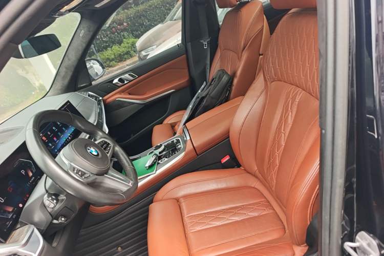 Used BMW X7 2023 xDrive40i Luxury Package with Leading Features
