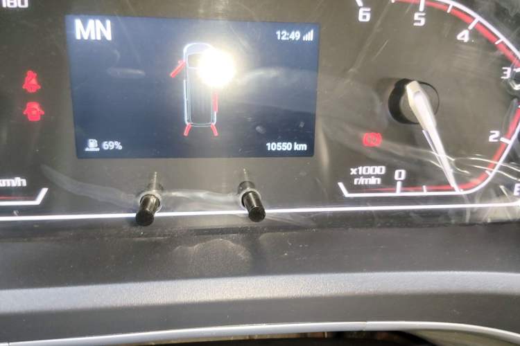 Used SAIC MAXUS Xintu V80 2024 Aotong Value Edition 6AMT Short Wheelbase Mid-Roof Model 127 Ps 5/6 Seats
