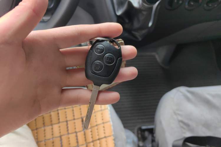 Used Ford Transit 2017 2.0T Diesel Multi-Purpose Commercial Vehicle Short Wheelbase Low Roof China IV Standard
