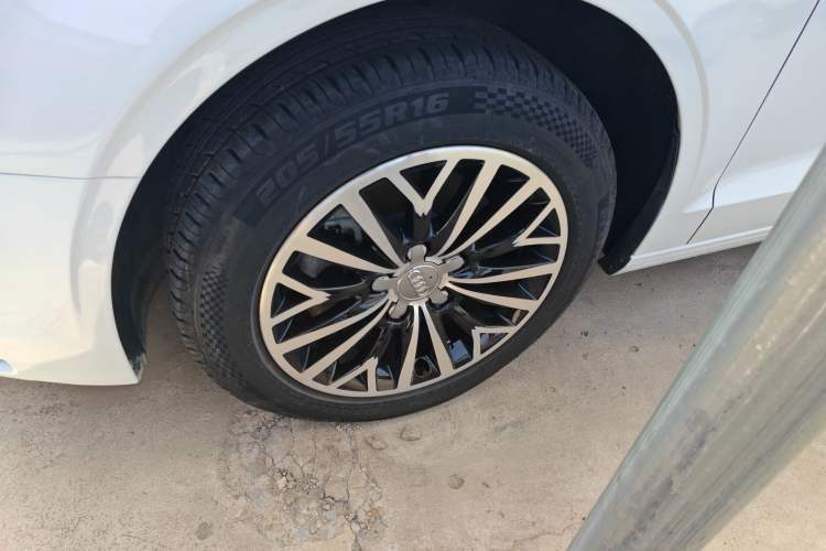 Used Audi A3 2016 Limousine 35 TFSI Prestige Edition Left Front Wheel Hub