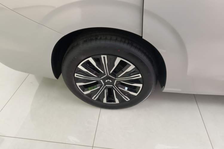 Used Wuling Starlight 730 2025 Model Plug-in Hybrid 125km Luxury Edition
