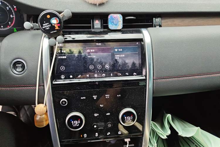 Used Land Rover Discovery Sport 2021 249 PS R-Dynamic S Performance Edition Audio And AC Panel