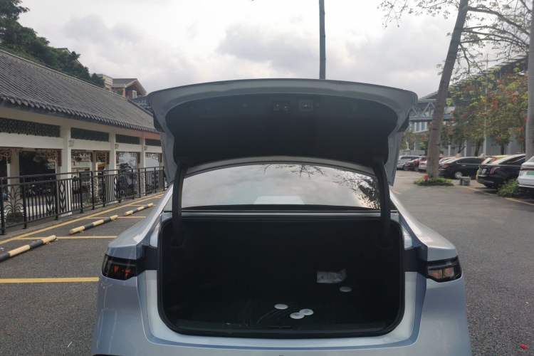 Used Nissan N7 2025 625 Max Trunk