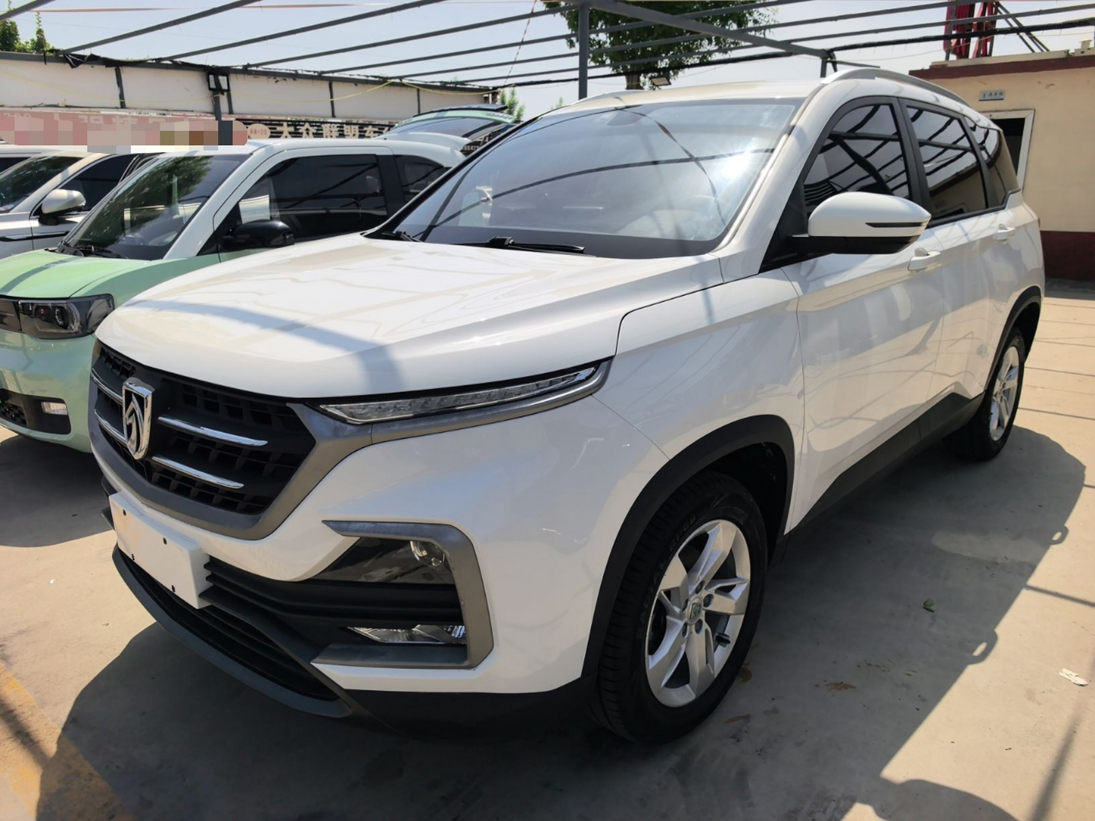 تحت مقدمة السيارة