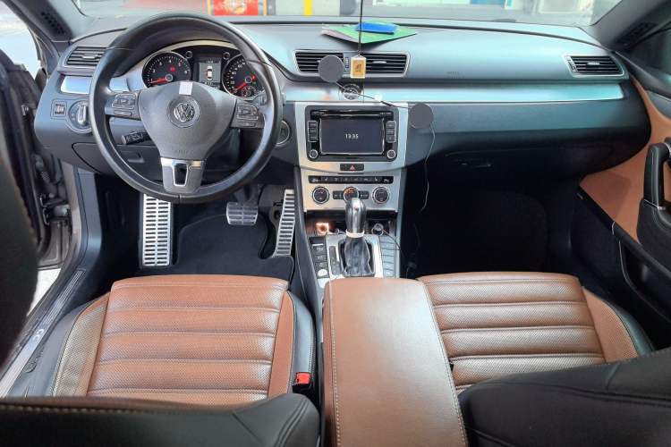 Used Volkswagen FAW-Volkswagen CC 2013 2.0 TSI Ultimate Model Center Console