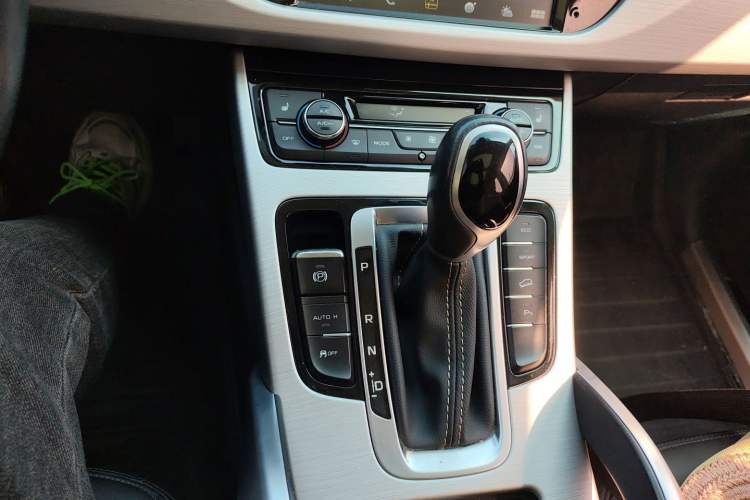 Used Geely Auto Emgrand X7 Sport 2016 1.8TD Automatic Smart Model Gear Lever