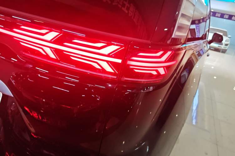 Used Denza D9 2024 DM-i 980 Four-Wheel Drive Prestige Model Right Rear Taillight