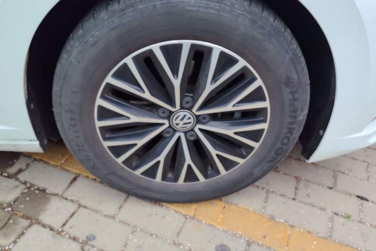 Used Volkswagen Sagitar 2021 280TSI DSG Comfort Connect Edition Right Front Wheel Hub