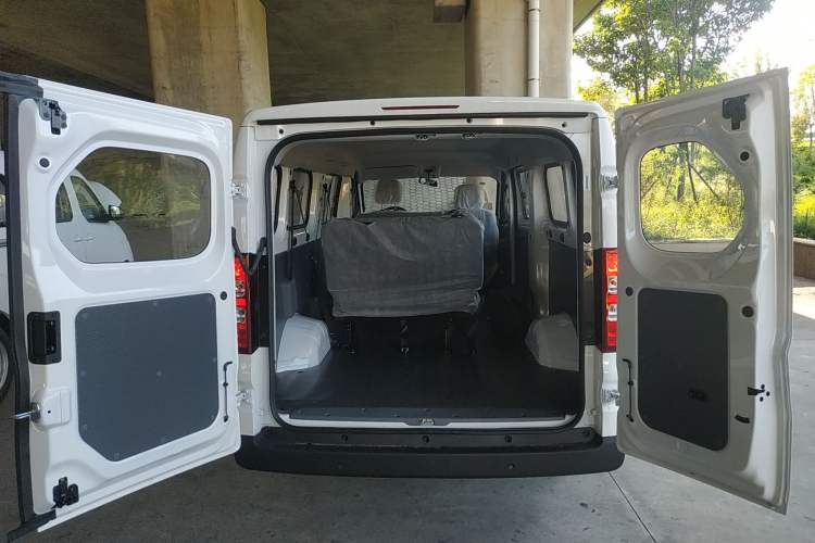 Used Wuling Yangguang 2024 300KM Comfort Version Passenger Van 75kW