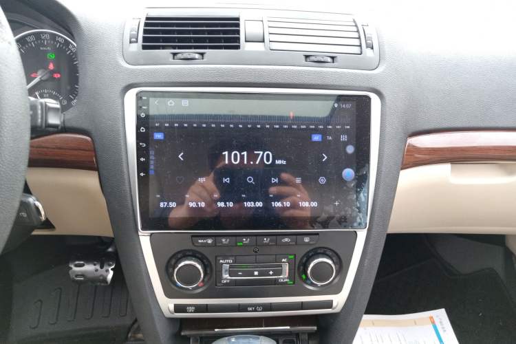 Used Skoda Octavia 2013 1.6L Automatic Yijun Edition Audio And AC Panel