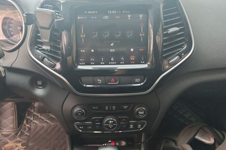 Used Jeep Cherokee 2019 2.0T 2WD Enjoyment Edition China V Audio And AC Panel