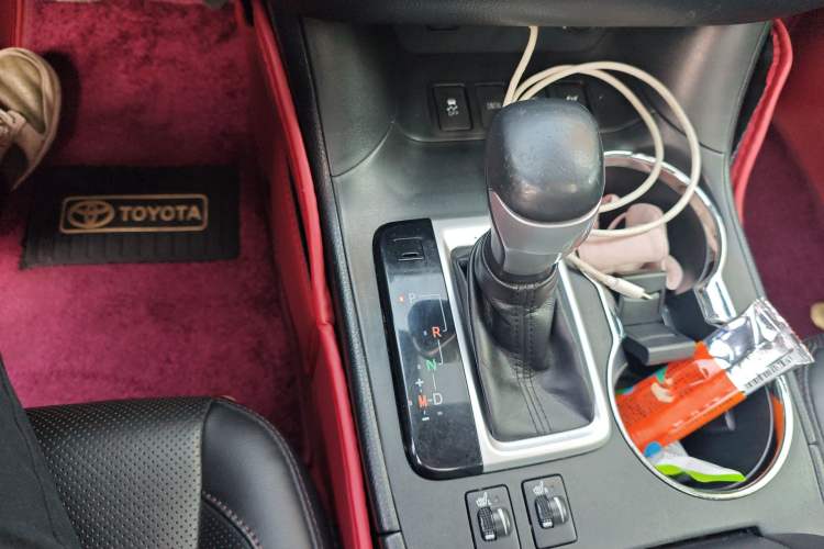 Used Toyota Highlander 2018 2.0T Four-Wheel Drive Luxury Edition 7 Seats China V Emission Standard Gear Lever