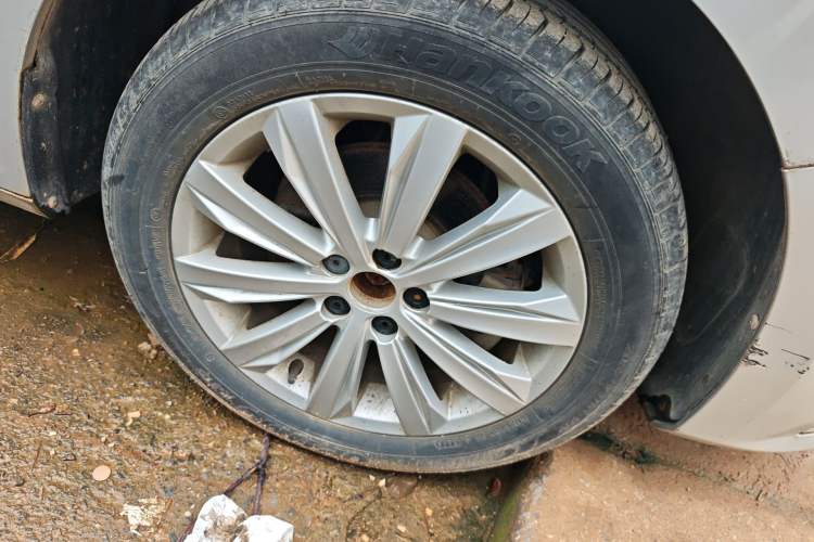 Used Volkswagen Bora 2016 1.6L Manual Comfort Model Right Front Wheel Hub