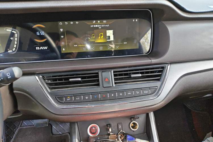 Used BAW Ruisheng Ace M7 2023 2.0L Automatic Long-wheelbase Business Version 7 Seats Audio And AC Panel