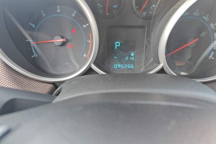 Used Chevrolet Cruze 2015 Hatchback 1.6L Automatic Comfort Edition Odometer Close Up